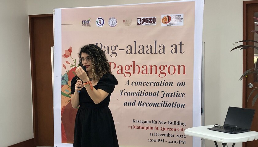 Juliana Rodríguez López spricht in ein Mikrophon am Lernaustausch in den Philippinen