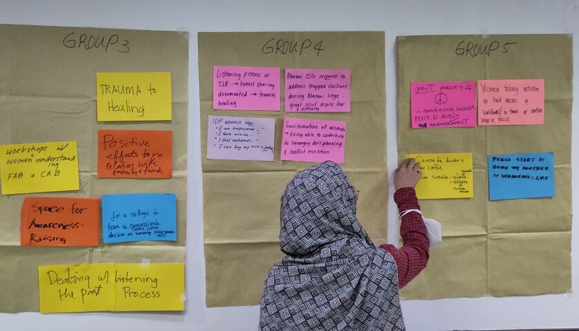 A woman at a pinboard at the learing exchange in the Philippines