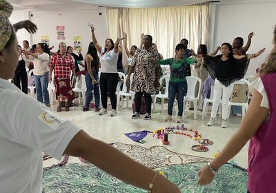 Frauen stehen in einem Kreis an einem FrauenFriedensTisch in Kolumbien
