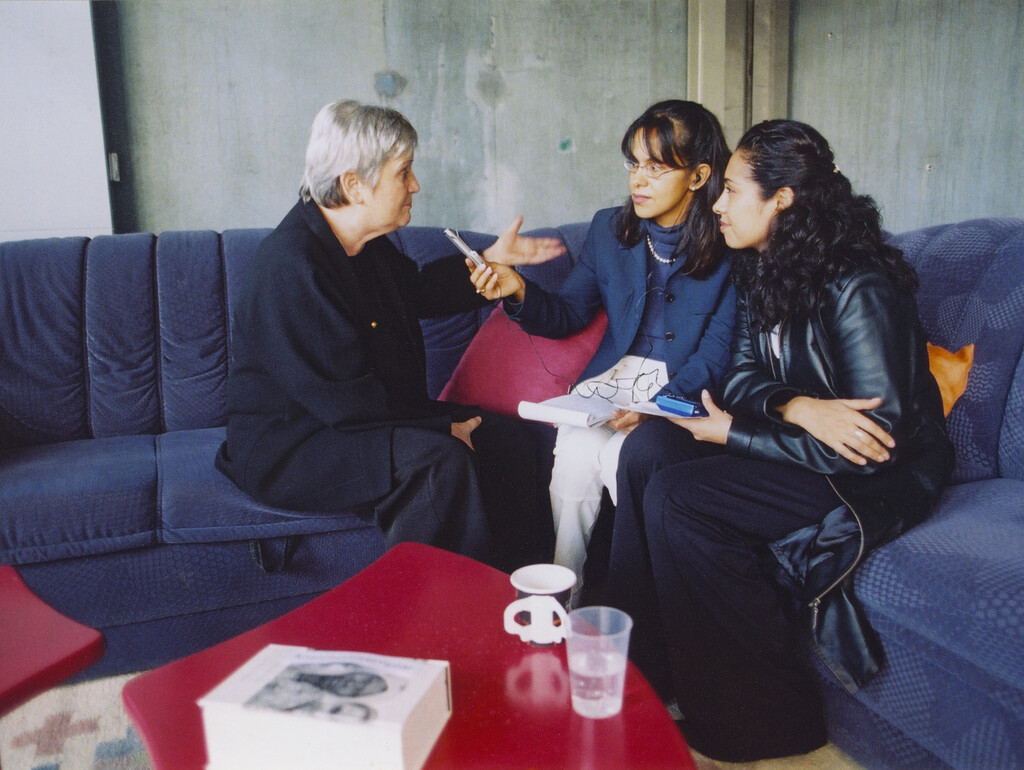Ruth-Gaby Vermot Mangold wird von zwei Frauen interviewt, 2005