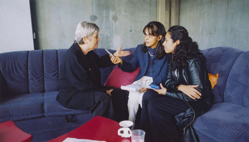 Ruth-Gaby Vermot Mangold wird von zwei Frauen interviewt, 2005