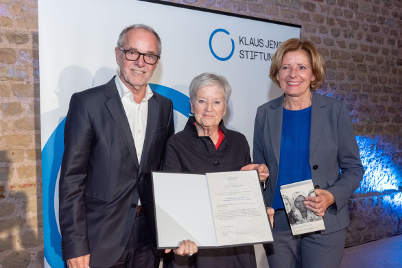 Präsidentin Ruth-Gaby Vermot-Mangold mit Klaus Jensen, Gründer der Stiftung, und Malu Dreyer, Ministerpräsidentin von Rheinland-Pfalz und Mitglied des Stiftungsrats