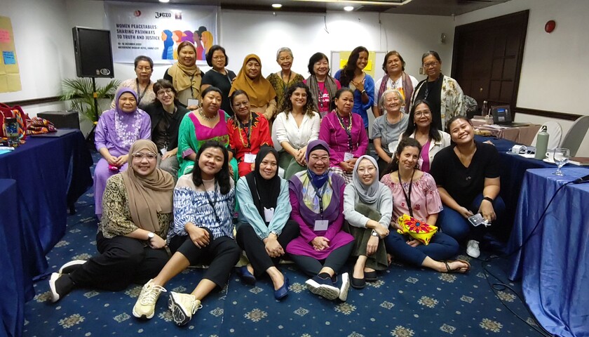 Eine Gruppe von Friedensaktivistinnen aus den Philippinen und Kolumbien